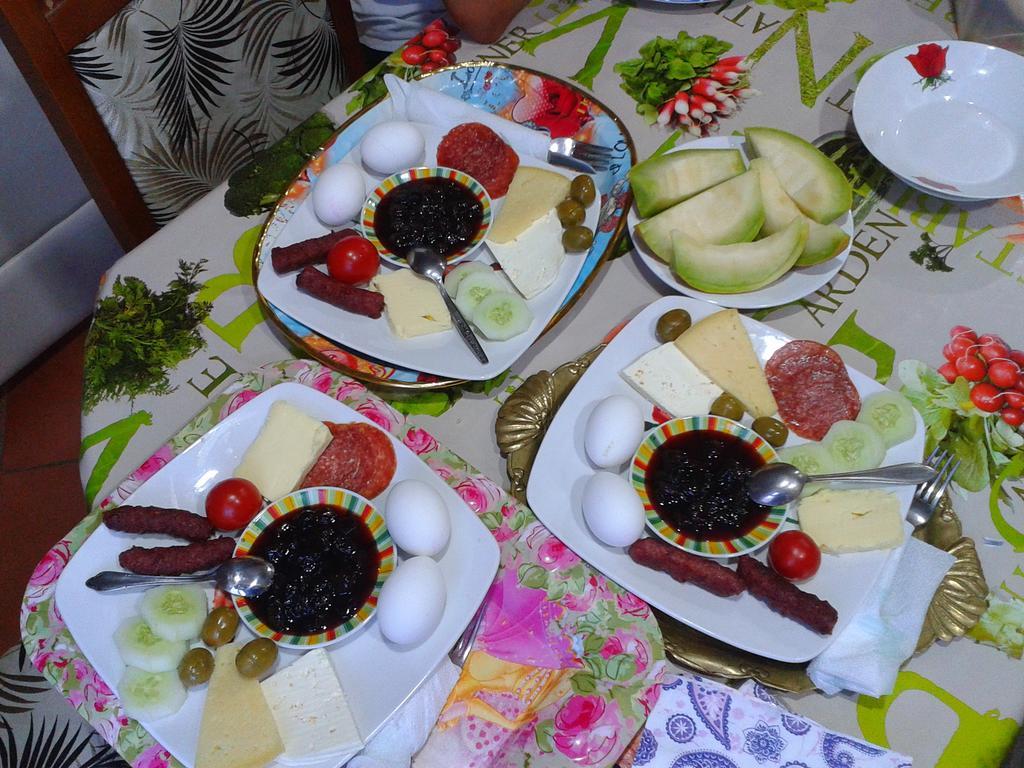 Pemaj Hostel Shkoder Bagian luar foto