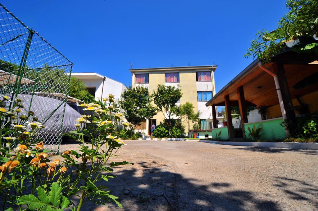 Pemaj Hostel Shkoder Bagian luar foto