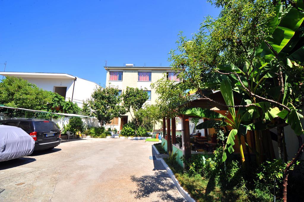 Pemaj Hostel Shkoder Bagian luar foto