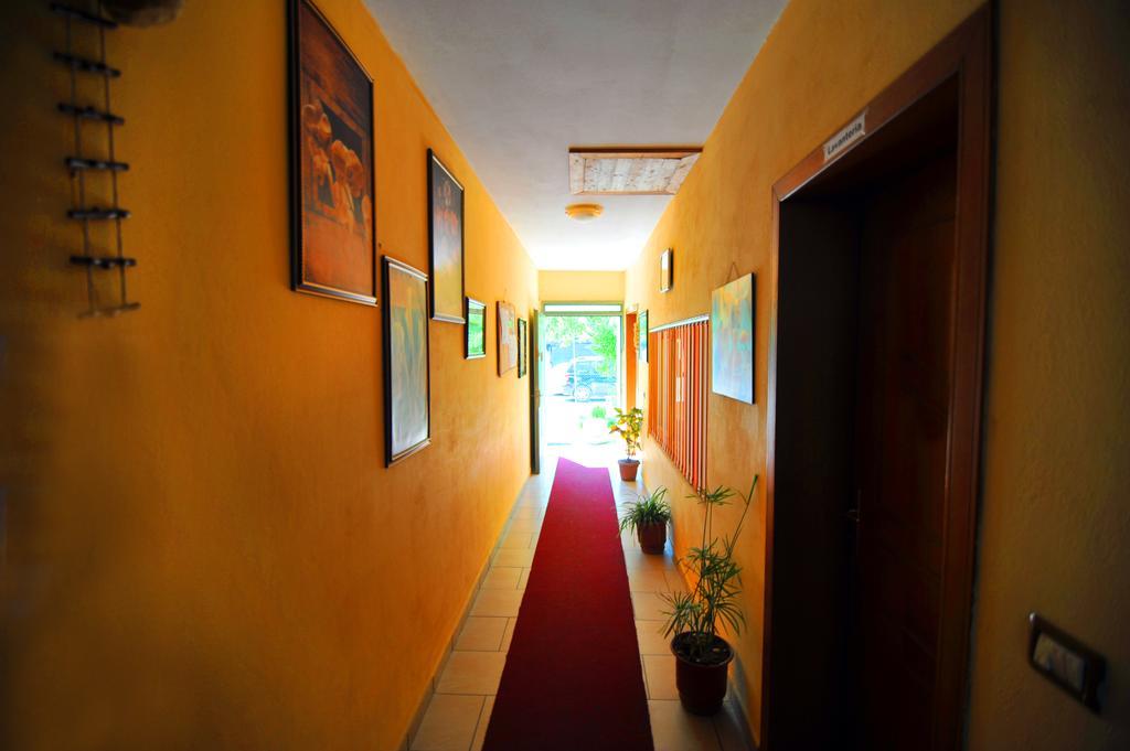 Pemaj Hostel Shkoder Bagian luar foto
